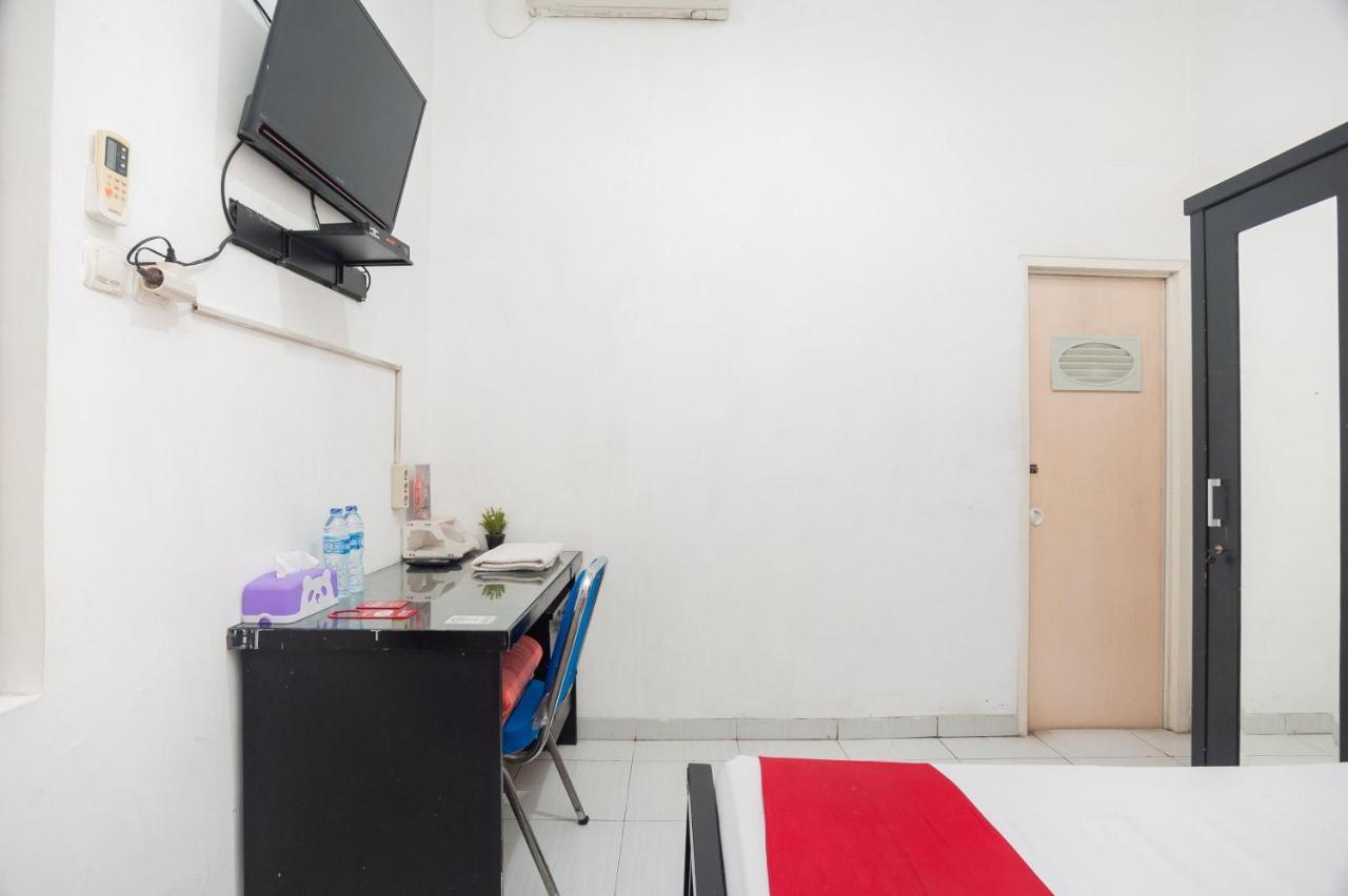 Готель Reddoorz Syariah Near Grand Galaxy Park Ceger Екстер'єр фото