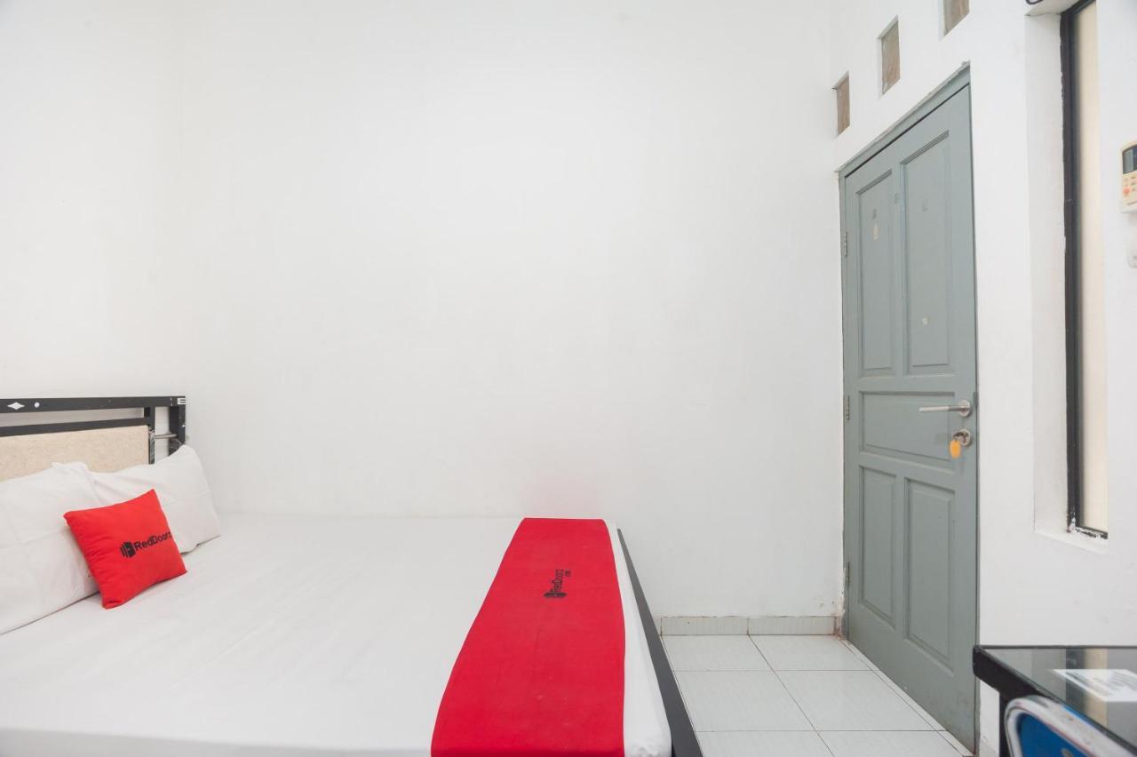 Готель Reddoorz Syariah Near Grand Galaxy Park Ceger Екстер'єр фото